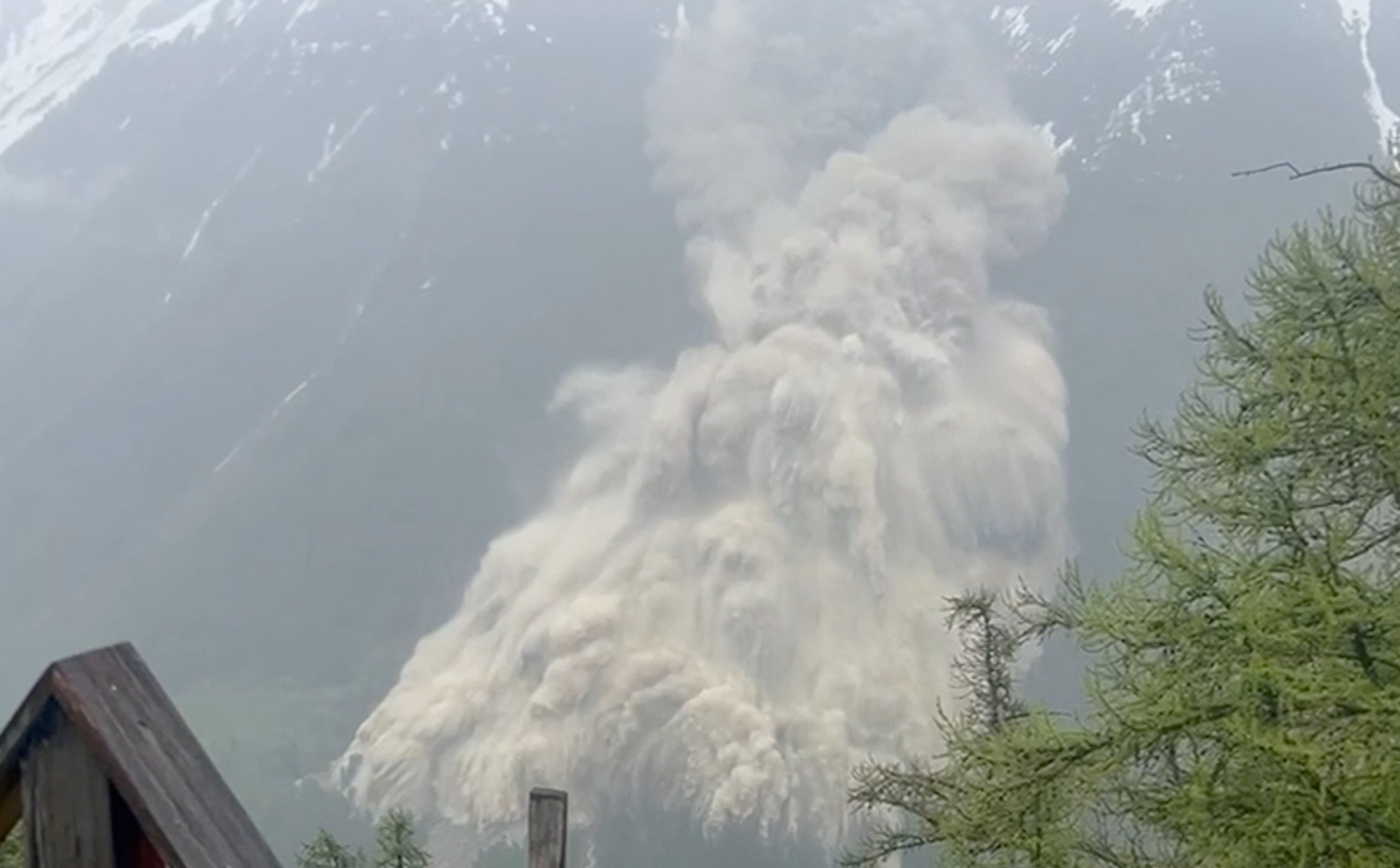 Lodowiec runął wioskę w Szwajcarii. To efekt zmian klimatu?