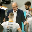 Trener Jastrzębskiego Węgla Marcelo Mendez w rozmowie z zawodnikami podczas przegranego 0:3 meczu Pl