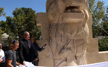 Październik 2017. Odsłonięcie zrekonstruowanego posągu lwa ze świątyni bogini Allat. Odkryty przez P