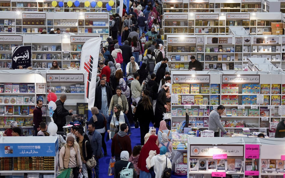 Czemu lepiej czytać papierowe książki niż e-booki na czytniku? Lista powodów nie tylko ze szkół