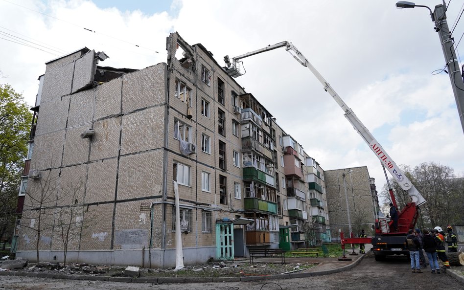 Strażacy podczas rozbiórki grożących zawaleniem fragmentów zniszczonego przez rosyjskie bombardowani