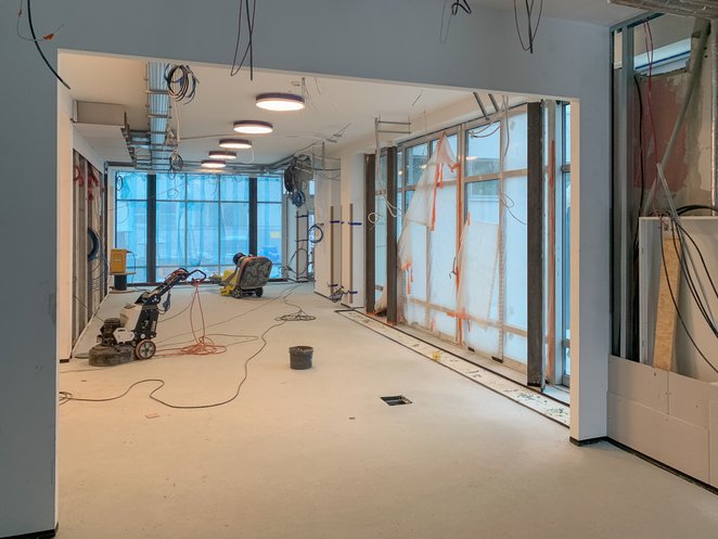 Obecnie trwają prace nad wylewaniem posadzek, wykańczaniem tynków oraz montażem kluczowych instalacj