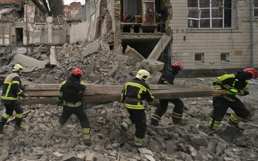 Strażacy na miejscu rosyjskiego ataku rakietowego w Kijowie