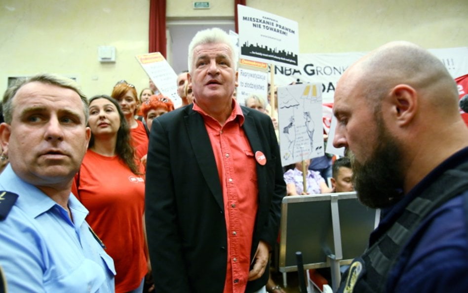Burzliwa sesja Rady Warszawy. Chcą dymisji Gronkiewicz-Waltz
