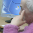 To, że pracownik otrzymuje emeryturę nie powinno być brane pod uwagę przy wyborze osób do zwolnienia