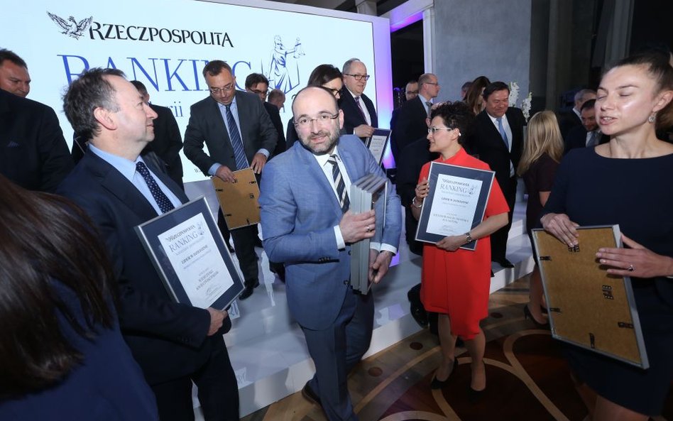 Bartłomiej Wachta (w środku)