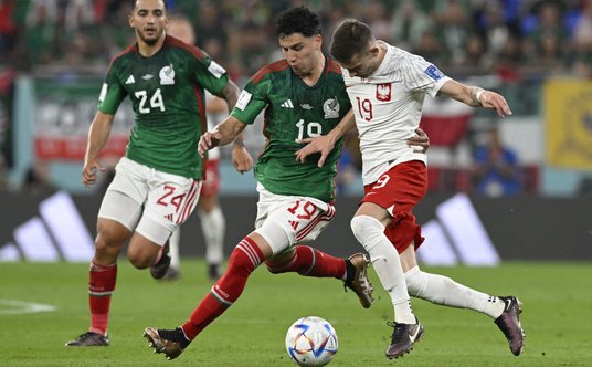 Sebastian Szymański walczy o piłkę