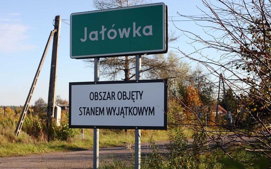 Tabliczka informująca o objęciu miejscowości stanem wyjątkowym