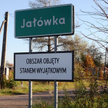 Tabliczka informująca o objęciu miejscowości stanem wyjątkowym