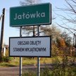 Tabliczka informująca o objęciu miejscowości stanem wyjątkowym