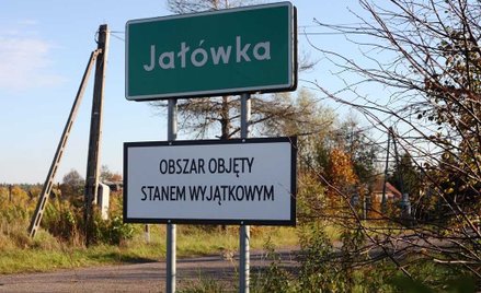 Tabliczka informująca o objęciu miejscowości stanem wyjątkowym