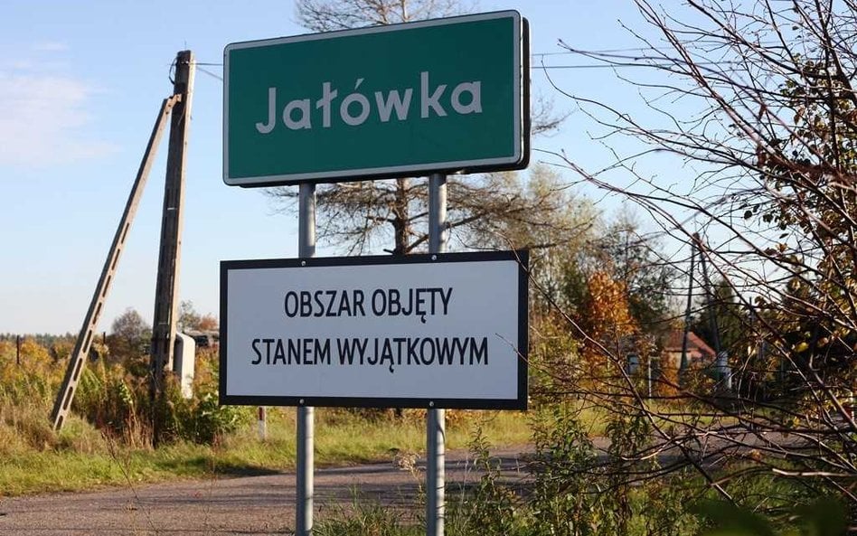 Tabliczka informująca o objęciu miejscowości stanem wyjątkowym