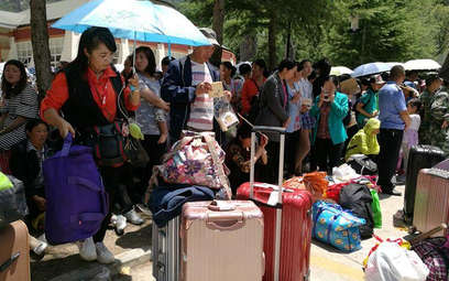 Turyści czekający na ewakuację