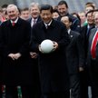 Xi Jinping na piłkarskim stadionie w Dublinie podczas wizyty w Irlandii