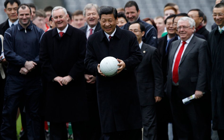 Xi Jinping na piłkarskim stadionie w Dublinie podczas wizyty w Irlandii