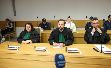 Robert J. i jego obrońcy na sali Sądu Apelacyjnego w Krakowie
