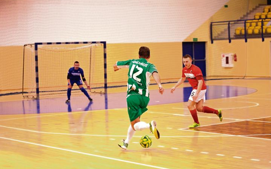 Król strzelców futsalu Błażej Korczyński (w zielonej koszulce) za chwilę strzeli 310 bramkę w karier