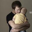 Historię Fredd'ego McConnella opowiada film "Seahorse. The dad who gave birth" w reż. Jeanie Finlay,