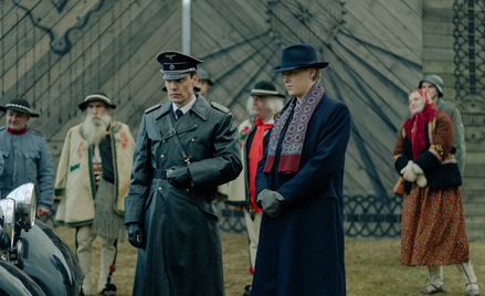 Kadr z filmu „Biała odwaga”. Na pierwszym planie od lewej: Rafał Stachowiak (Bruno Berg) i Jakub Gie