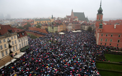 3.10.2016. "Czarny poniedziałek" w Warszawie. W całej Polsce odbywa się protest przeciwko zaostrzeni