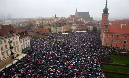 3.10.2016. "Czarny poniedziałek" w Warszawie. W całej Polsce odbywa się protest przeciwko zaostrzeni