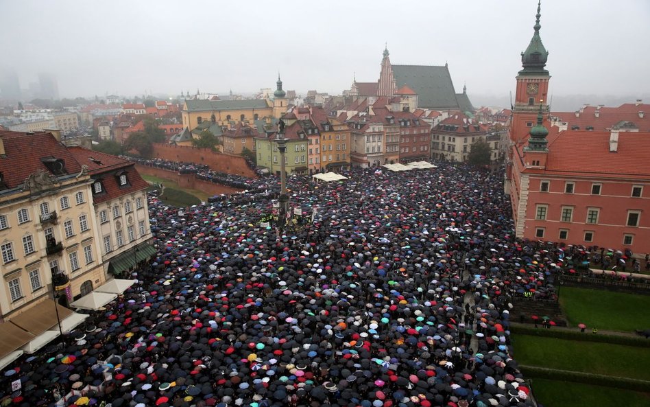 3.10.2016. "Czarny poniedziałek" w Warszawie. W całej Polsce odbywa się protest przeciwko zaostrzeni