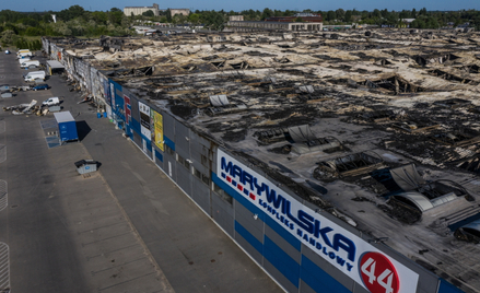 Zniszczona po pożarze hala kompleksu handlowego przy ul. Marywilskiej 44 w Warszawie