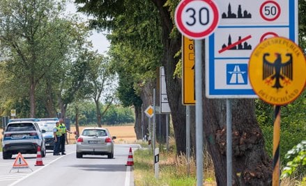 Patrol niemieckiej policji na polsko-niemieckim przejściu granicznym.