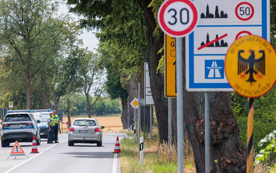 Patrol niemieckiej policji na polsko-niemieckim przejściu granicznym.