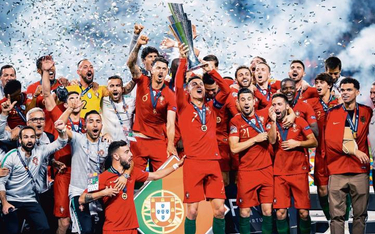 Portugalczycy z trofeum za zwycięstwo w pierwszej edycji Ligi Narodów. W ubiegłorocznym finale w Por