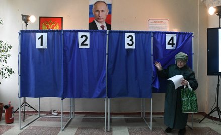 Kobieta głosuje w wyborach prezydenckich w Rosji w lokalu wyborczym w Doniecku, na kontrolowanym prz