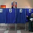 Kobieta głosuje w wyborach prezydenckich w Rosji w lokalu wyborczym w Doniecku, na kontrolowanym prz