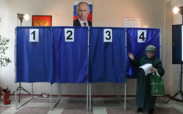 Kobieta głosuje w wyborach prezydenckich w Rosji w lokalu wyborczym w Doniecku, na kontrolowanym prz