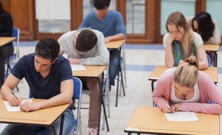 Uniwersytety wracają do długopisów i kartek. Studenci używają sztucznej inteligencji do pisania prac