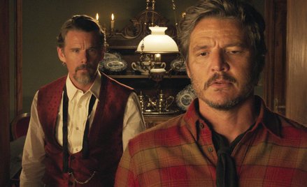 Ethan Hawke (z lewej) i Pedro Pascal w westernie Pedro Almodóvara