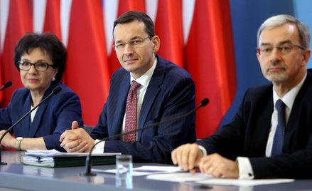 Wicepremier, minister rozwoju Mateusz Morawiecki (C), wiceminister rozwoju Jerzy Kwieciński (P) oraz