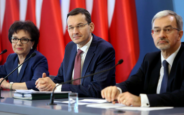 Wicepremier, minister rozwoju Mateusz Morawiecki (C), wiceminister rozwoju Jerzy Kwieciński (P) oraz