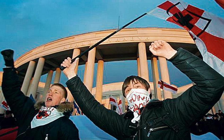 Demonstranci z zakazanymi biało-czerwono-białymi flagami (fot: Sergei Grits)