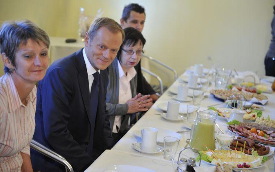 Premier na śniadaniu w spółdzielni "Rybka"