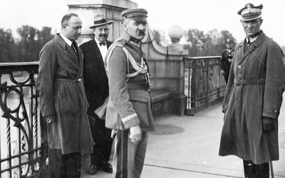 Przewrót majowy pozwolił Piłsudskiemu (na zdjęciu na moście Poniatowskiego, maj 1926 r.) przejąć wła