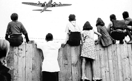 W połowie 1948 roku samoloty transportowe z baz w Niemczech Zachodnich lądowały na berlińskich lotni