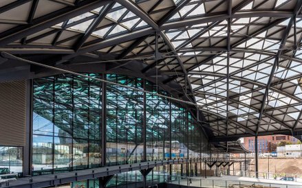 Dzięki szklanemu dachowi na umieszczone 16 metrów pod ziemią perony będzie docierać dzienne światło.