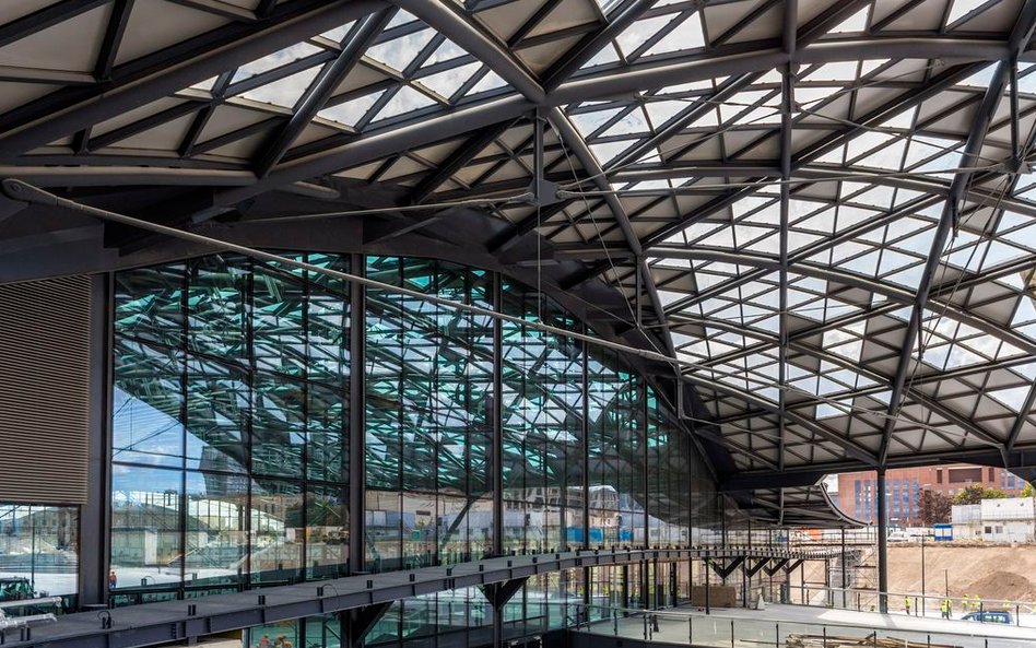 Dzięki szklanemu dachowi na umieszczone 16 metrów pod ziemią perony będzie docierać dzienne światło.