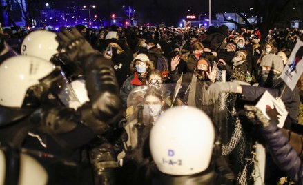 Prokuratura sprawdzi, czy działania policji wobec protestujących były adekwatne.