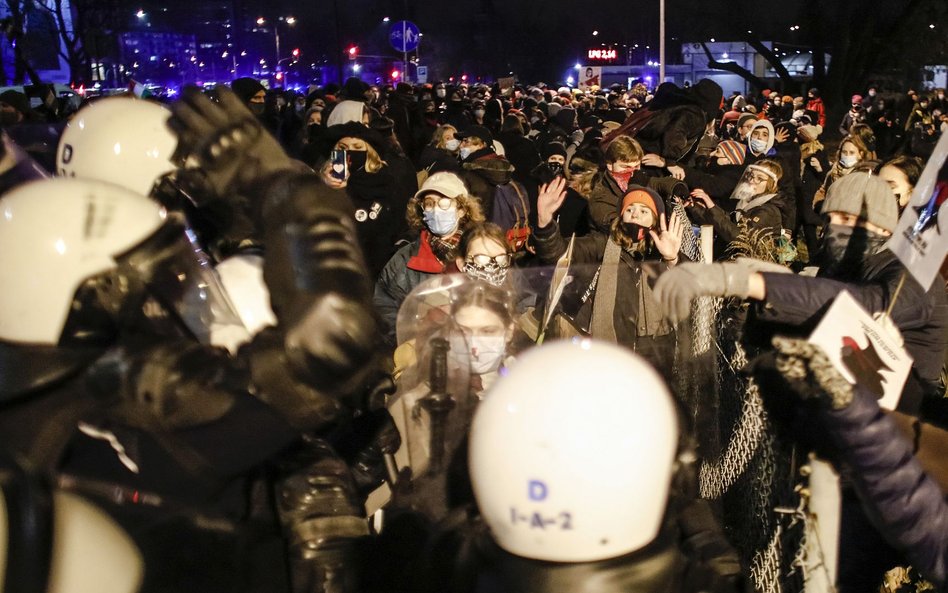 Prokuratura sprawdzi, czy działania policji wobec protestujących były adekwatne.