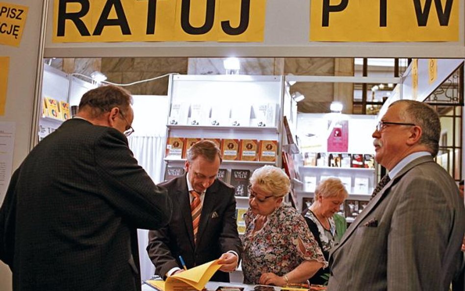 Podczas Warszawskich Targów Książki na listę ws. obrony PIW wpisał się m.in. minister kultury Bogdan