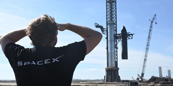 Musk zmienia kurs: Księżyc zamiast Marsa, fabryka AI i satelity wystrzeliwane z katapulty