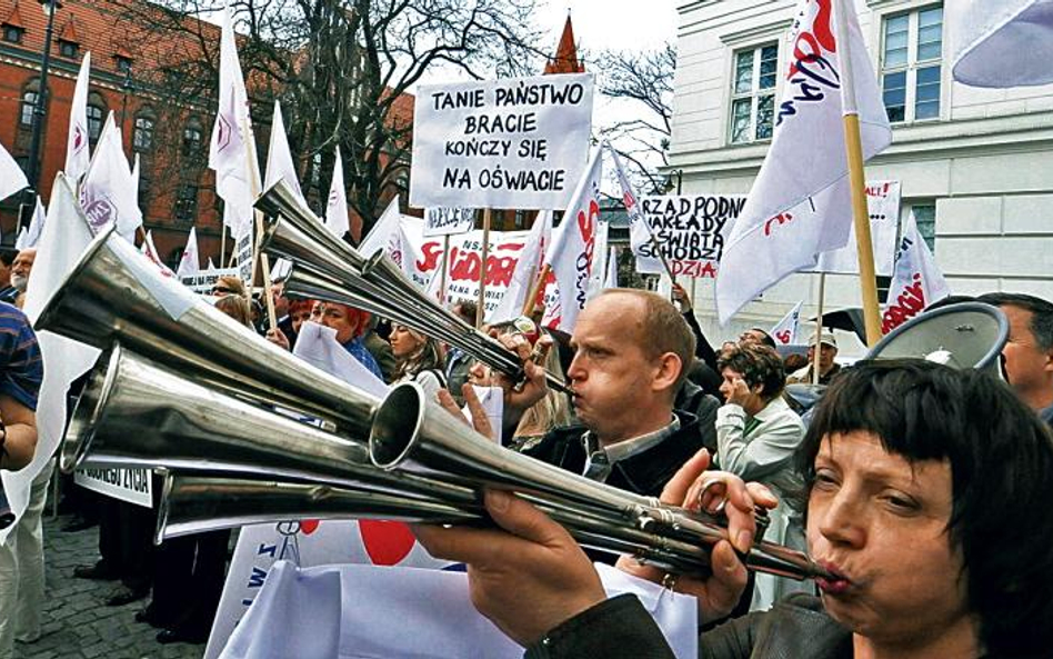 Czy nauczyciele znów będą protestować? Na zdjęciu kwietniowa pikieta pedagogów w Bydgoszczy