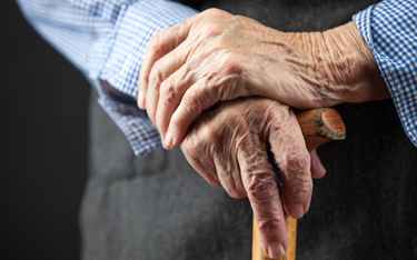 Czy osoba, która ukończyła 75 lat może pobierać zasiłek pielęgnacyjny i dodatek pielęgnacyjny?