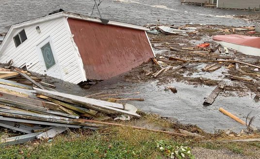 ...czy huragany pustoszące wybrzeża to jedne z wielu efektów zmian klimatycznych, do których przyczy